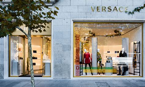 versace madrid serrano|Versace vuelve a Madrid y releva a Custo Barcelona en la calle .